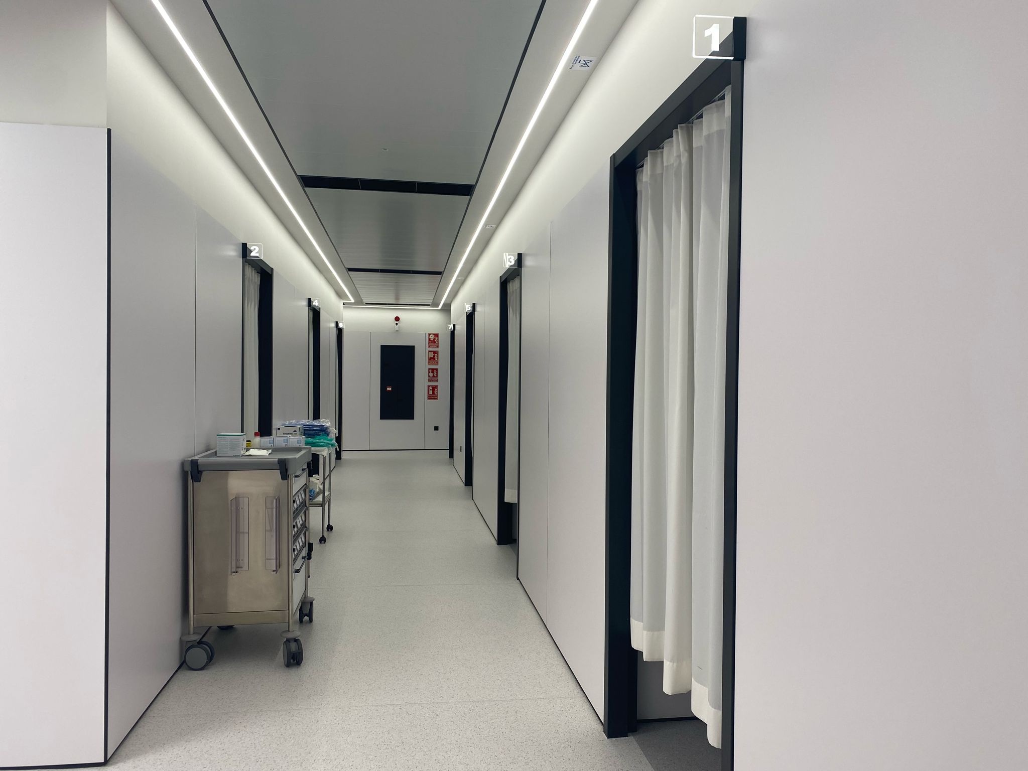 CMA_Hospital San Agustín_pasillo boxes y despertar_01.jpg