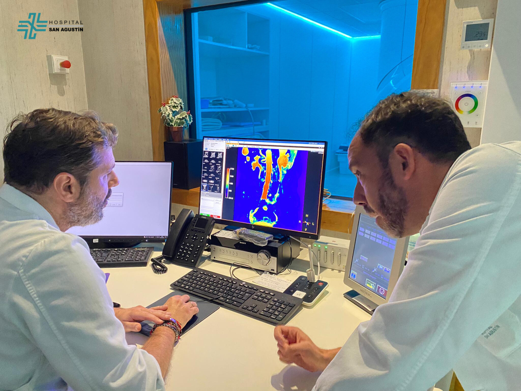 David Núñez, director médico de Hospital San Agustín y Álvaro Segura, responsable de Diagnóstico por la Imagen realizando la uro resonancia